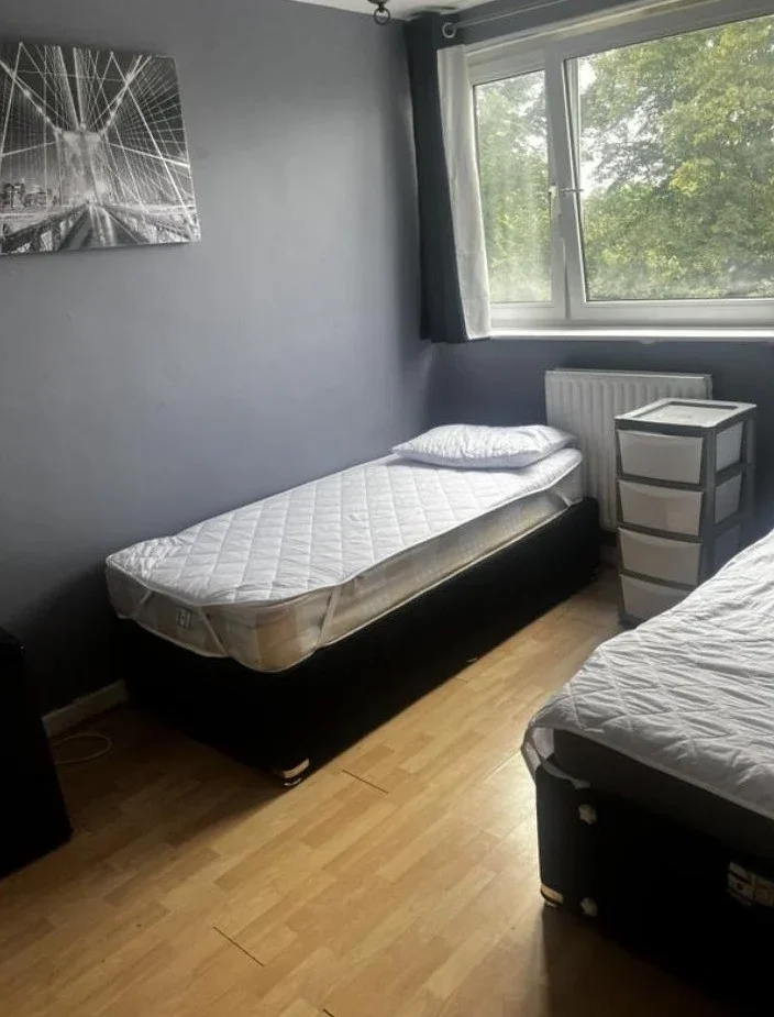 Room Strathan Close in Greater London