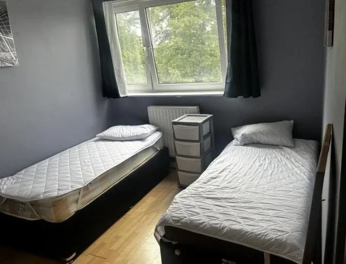 Room Strathan Close in Greater London