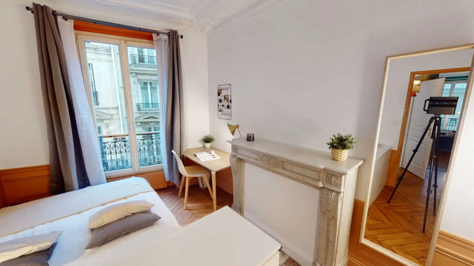 Room Rue La Boétie in Paris