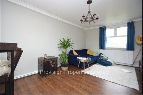 Flat Foxhill Court in Leeds