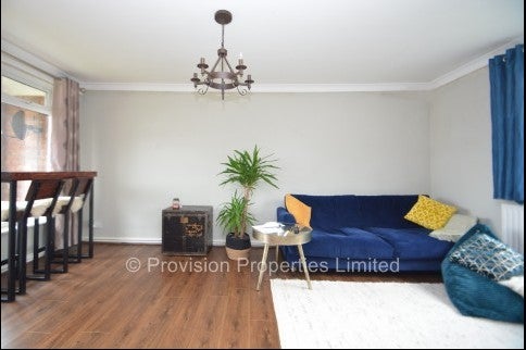 Flat Foxhill Court in Leeds