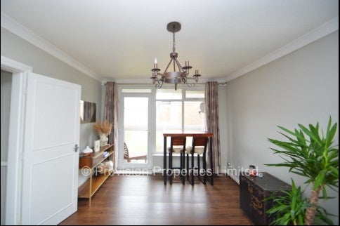Flat Foxhill Court in Leeds