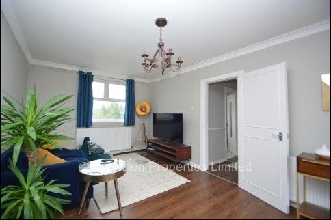 Flat Foxhill Court in Leeds