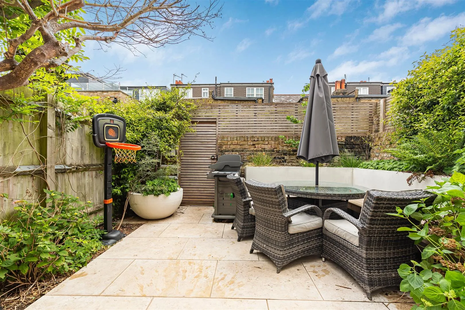 House Second Avenue in Greater London