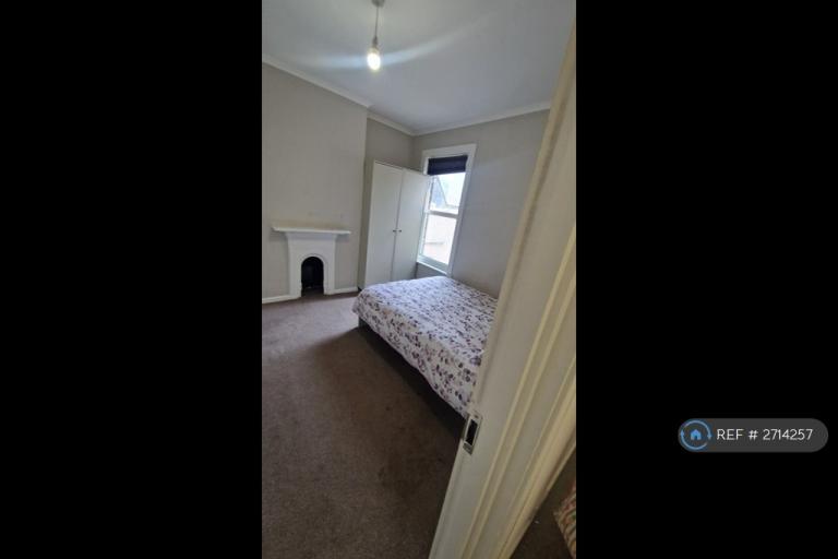 Room Gilbert Road in Greater London