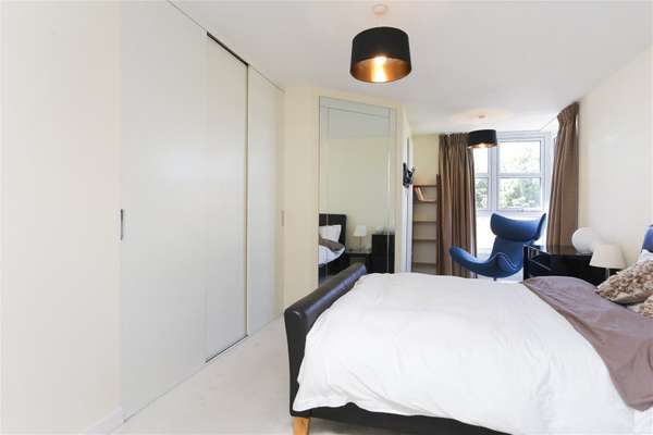 Flat Upper Richmond Road in Greater London