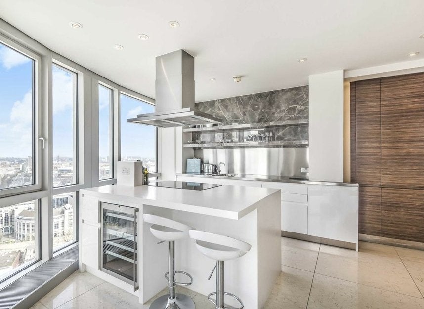 Flat Fairmont Avenue in Greater London