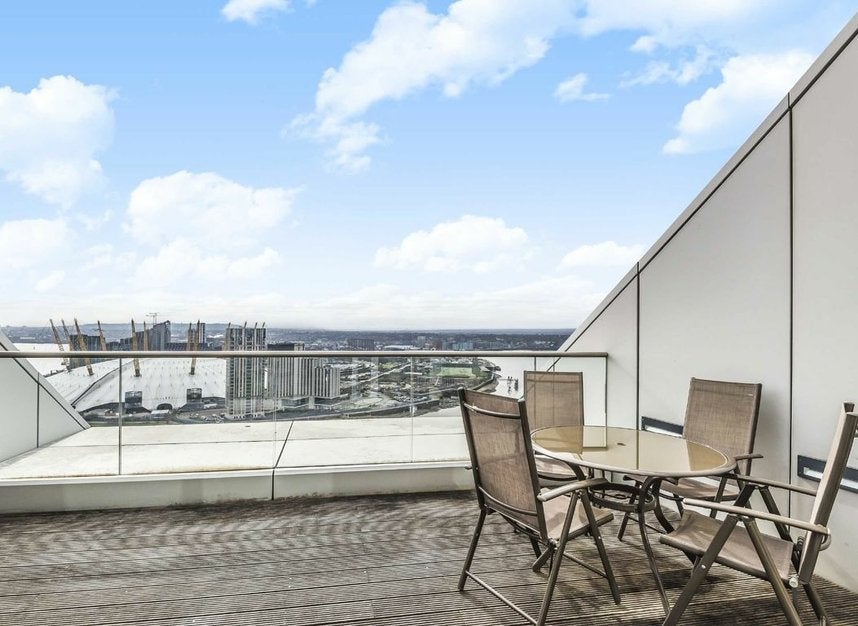 Flat Fairmont Avenue in Greater London