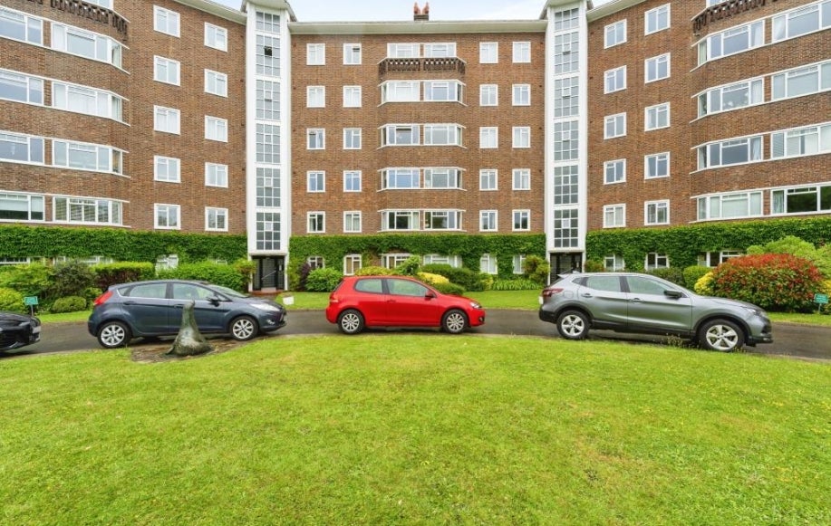 Flat Queens Road in Greater London