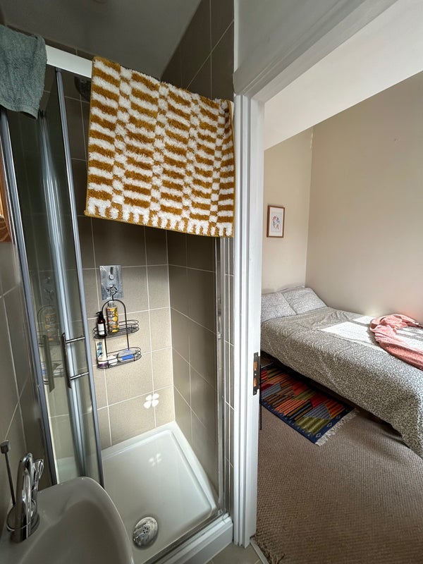 Flat Gloucester Drive in Greater London
