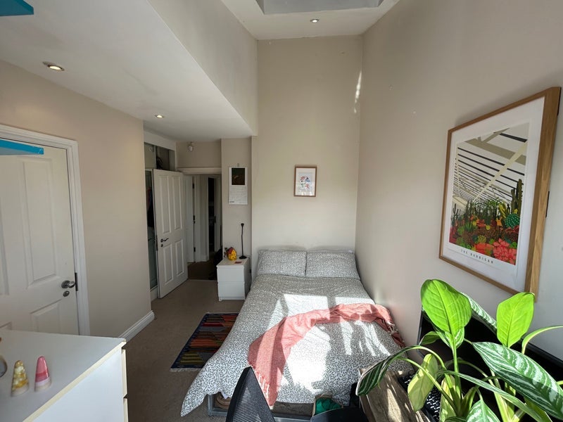 Flat Gloucester Drive in Greater London