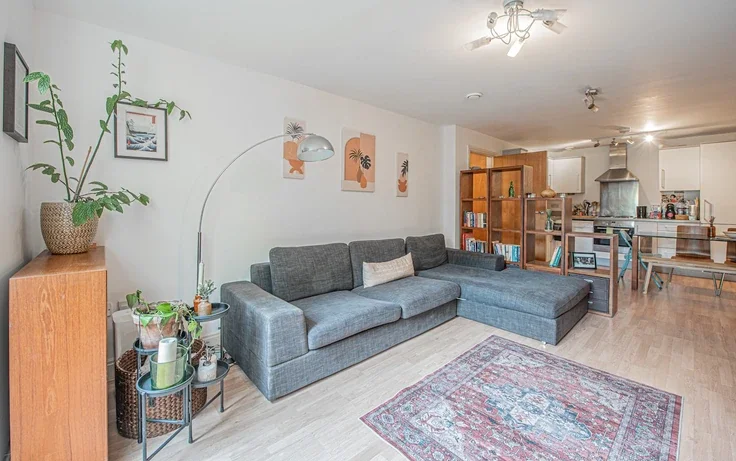 Flat Dugard Way in Greater London