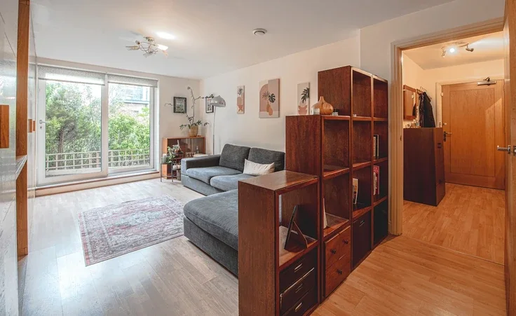 Flat Dugard Way in Greater London