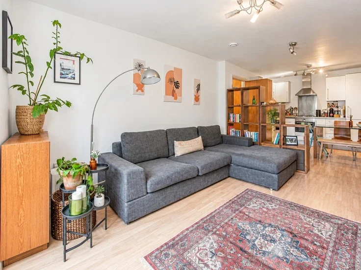Flat Dugard Way in Greater London