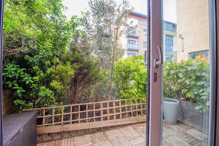 Flat Dugard Way in Greater London