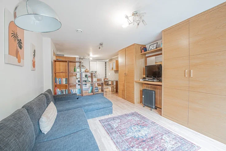 Flat Dugard Way in Greater London