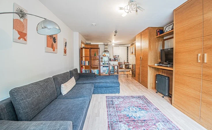 Flat Dugard Way in Greater London