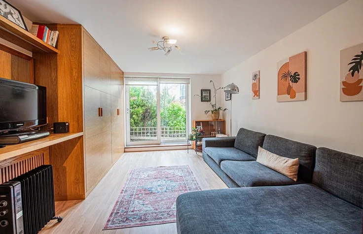 Flat Dugard Way in Greater London