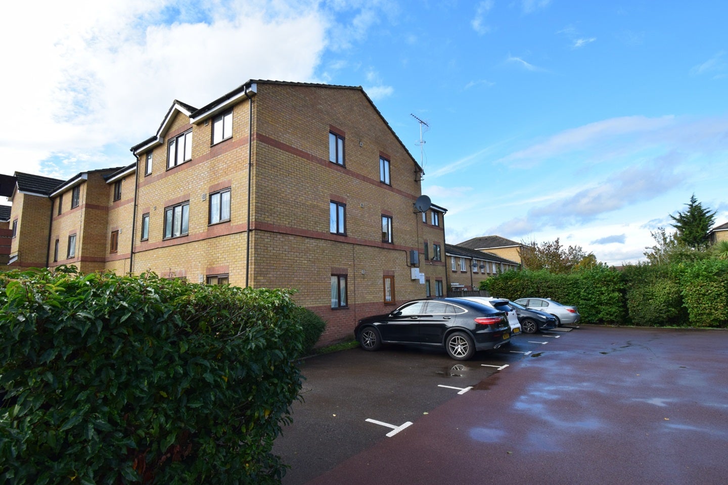 Flat Upton Close in Greater London