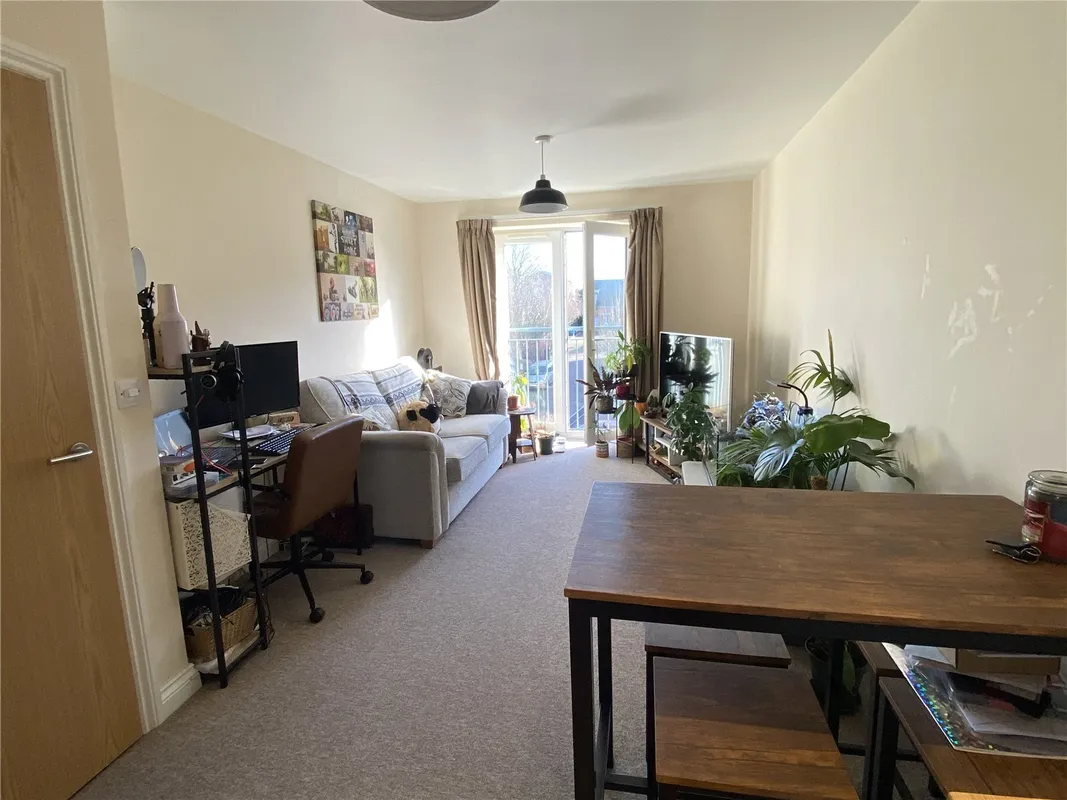 Flat Charlton Street in Bristol