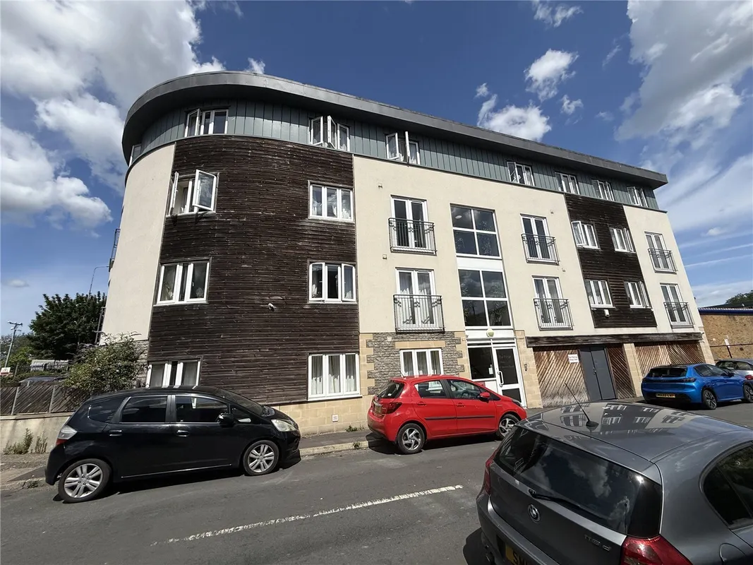 Flat Charlton Street in Bristol