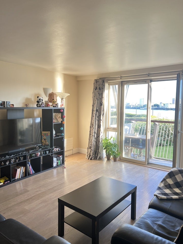 Flat Westferry Road in Greater London