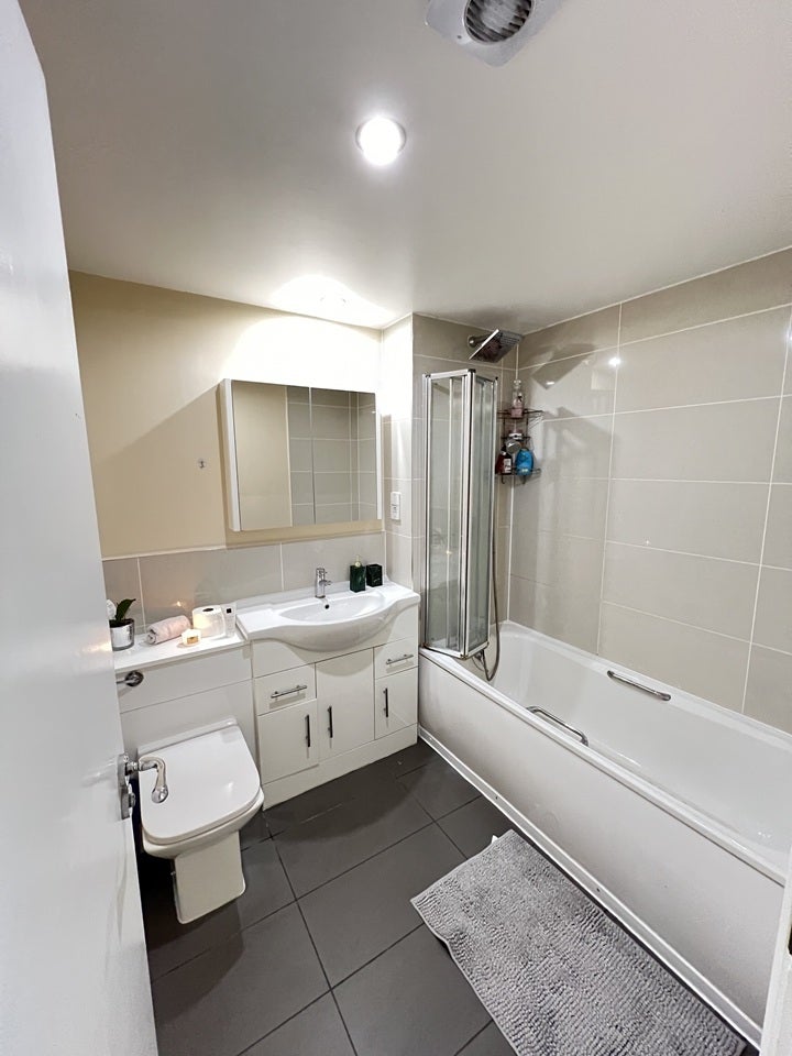 Flat Westferry Road in Greater London