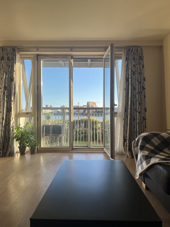 Flat Westferry Road in Greater London
