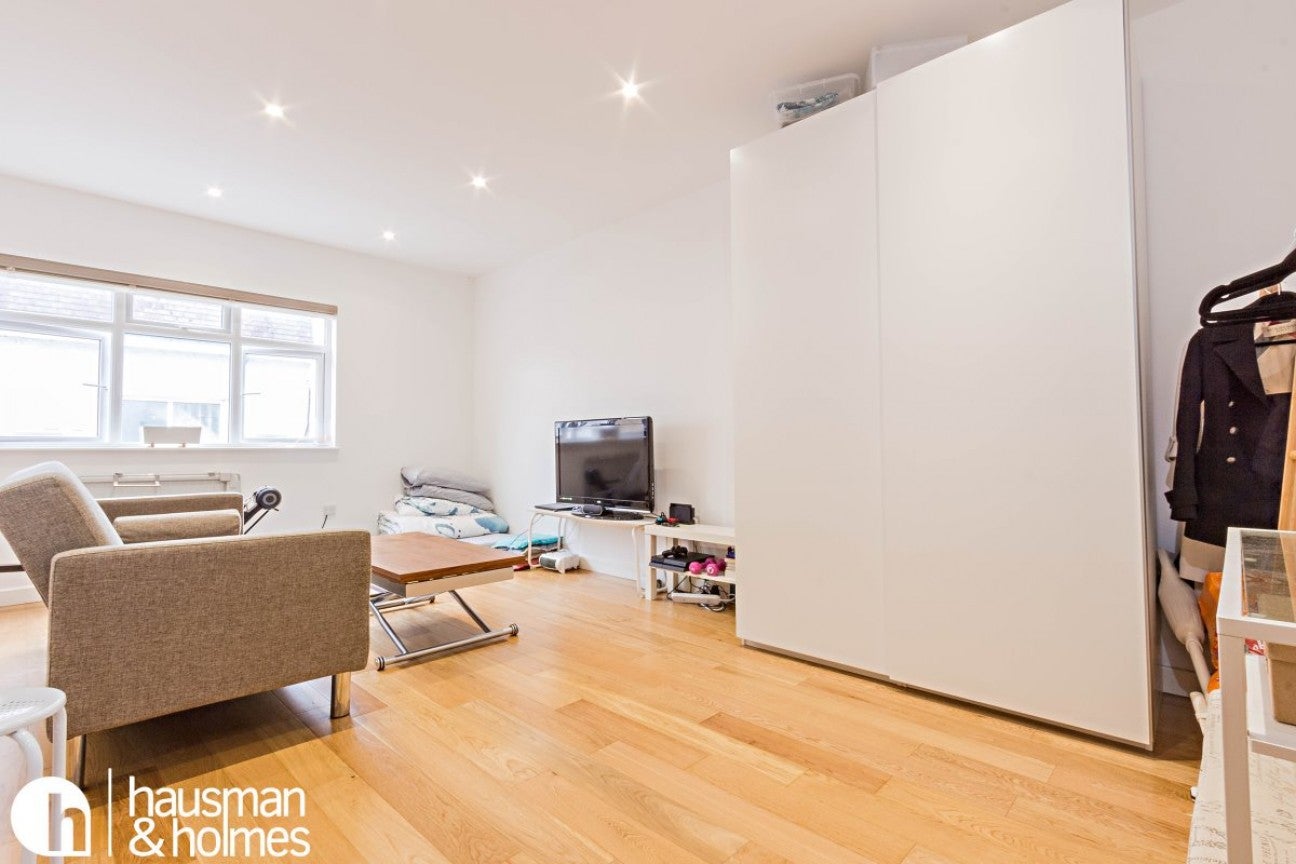 Flat Golders Green Road in Greater London