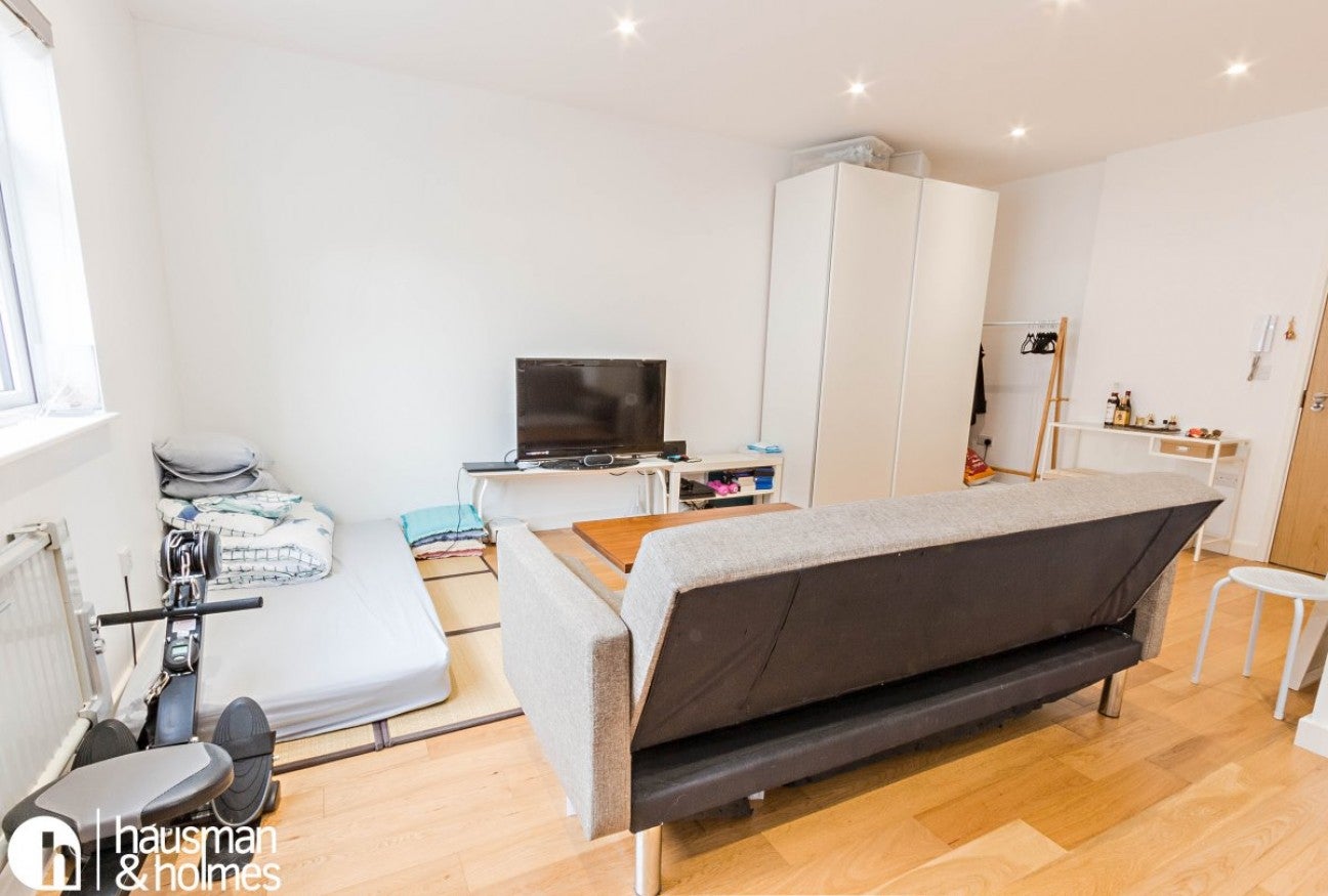 Flat Golders Green Road in Greater London