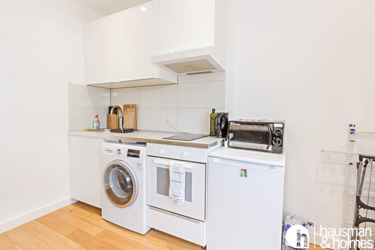 Flat Golders Green Road in Greater London