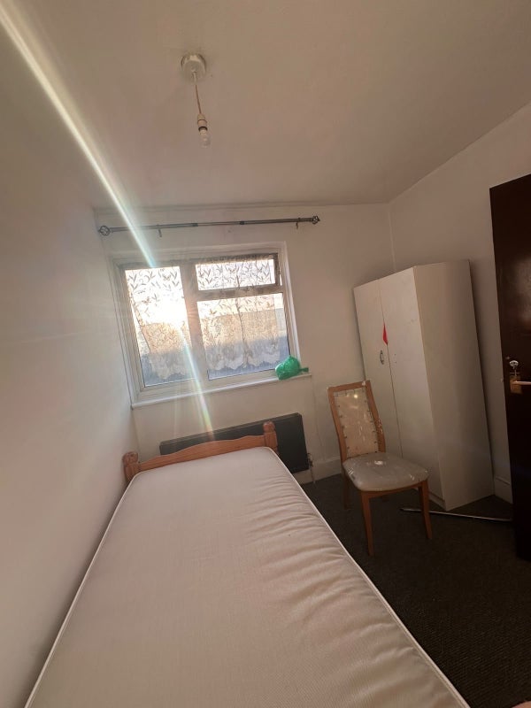 Room Old Oak Common Lane in Greater London