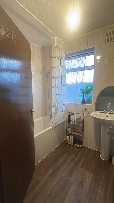 Room Old Oak Common Lane in Greater London
