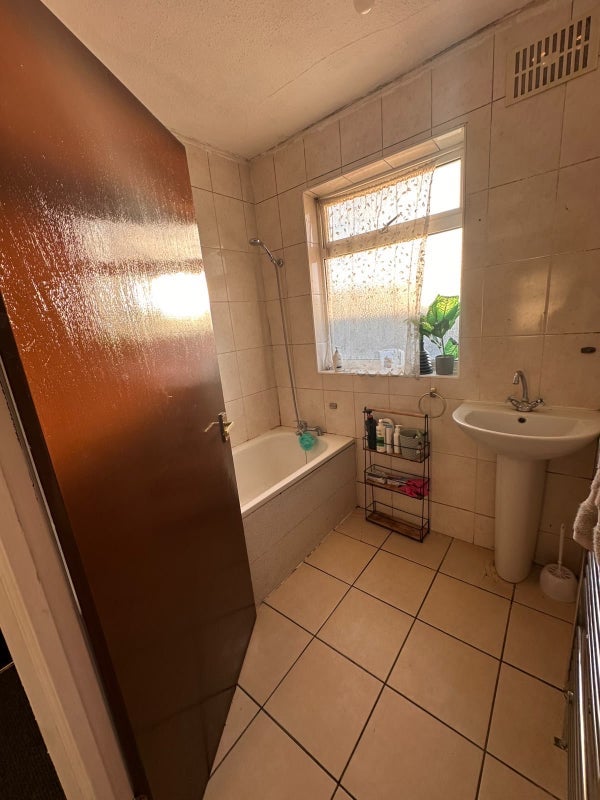 Room Old Oak Common Lane in Greater London