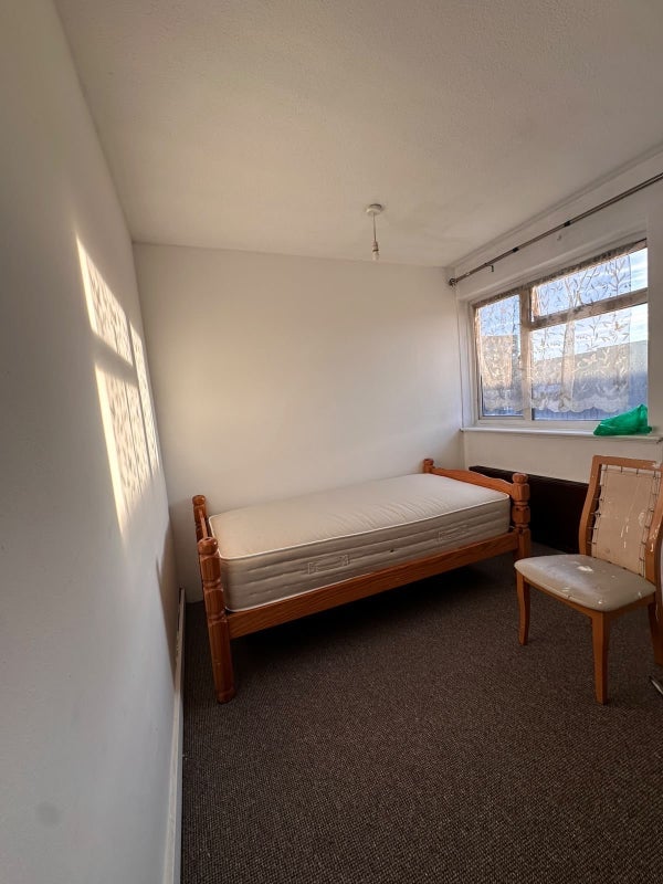 Room Old Oak Common Lane in Greater London