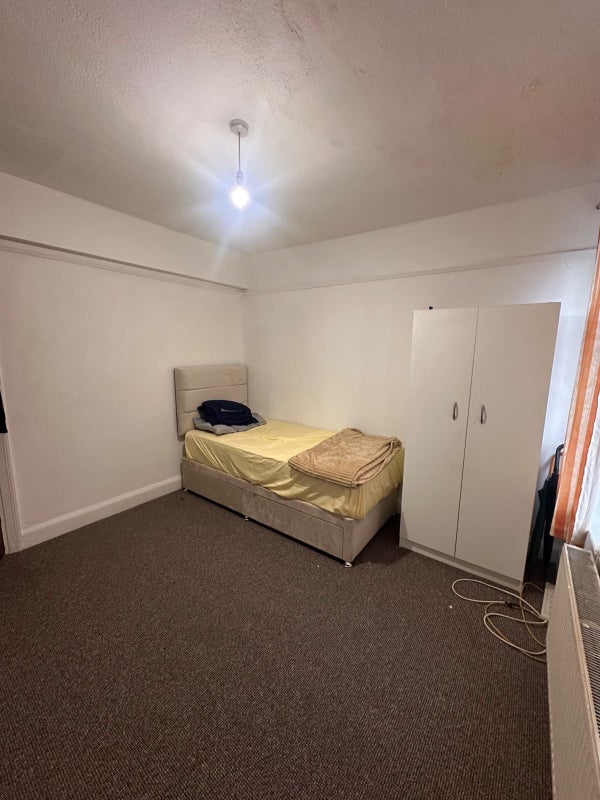 Room Old Oak Common Lane in Greater London