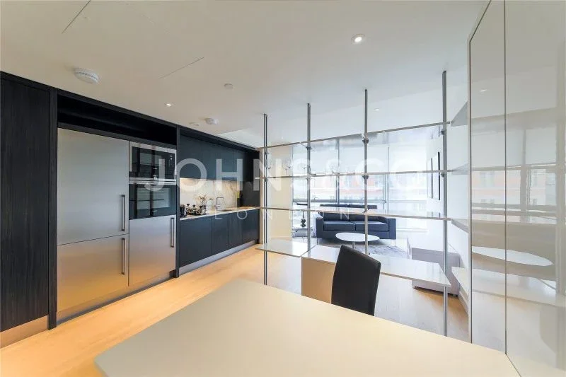 Flat Biscayne Avenue in Greater London