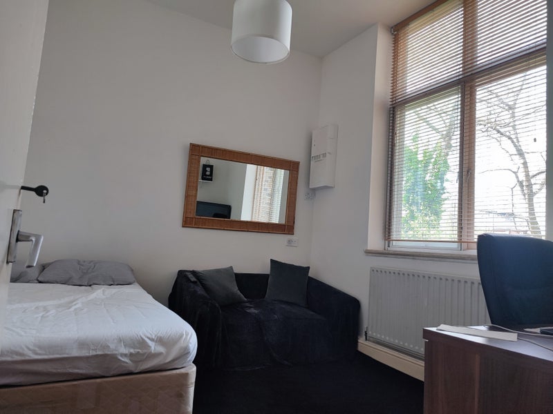 Room Longridge Road in Greater London