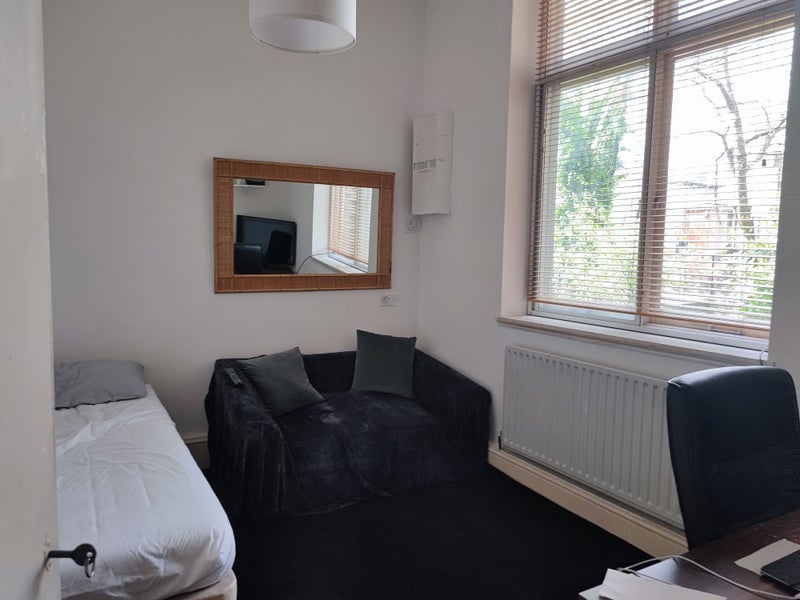 Room Longridge Road in Greater London