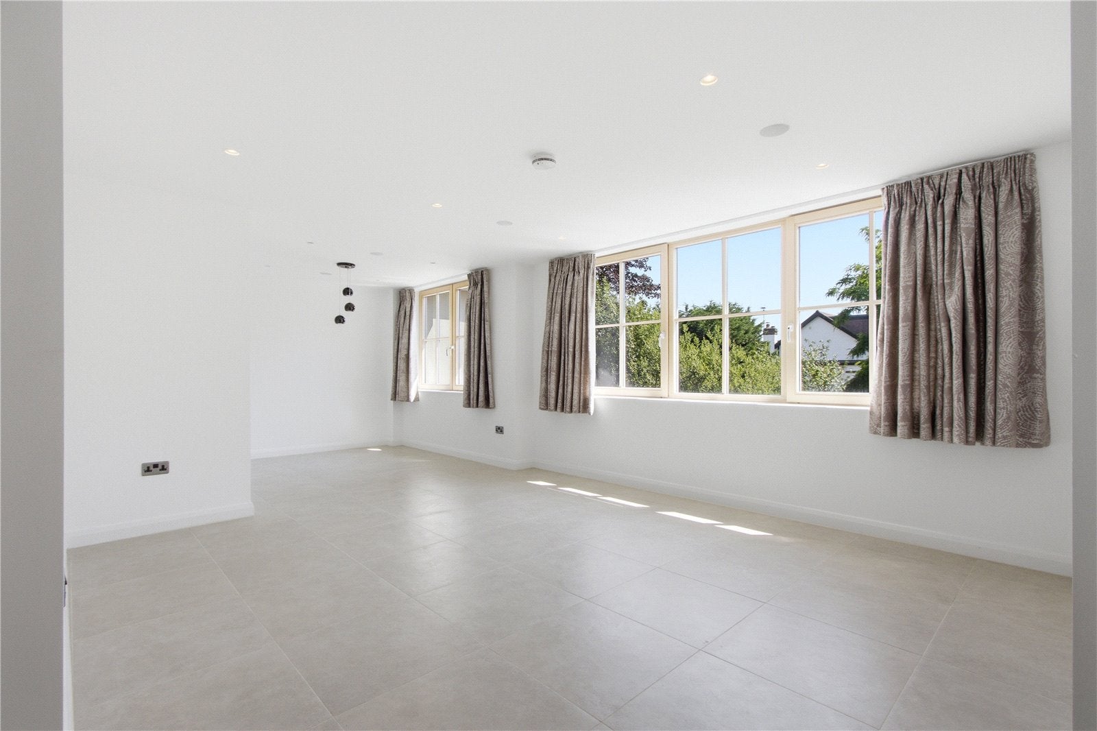 Flat Totteridge Lane in Greater London