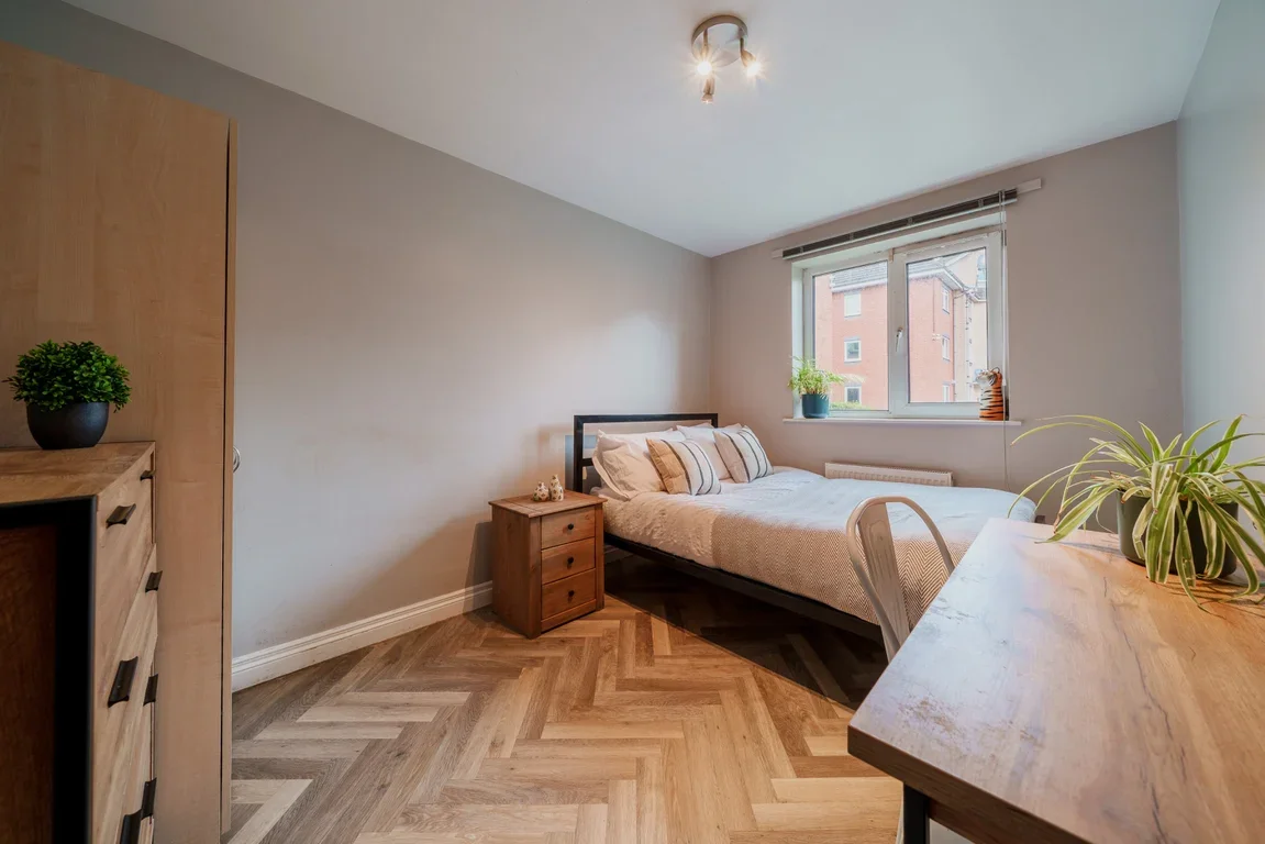 Room Ladybarn Road in Manchester