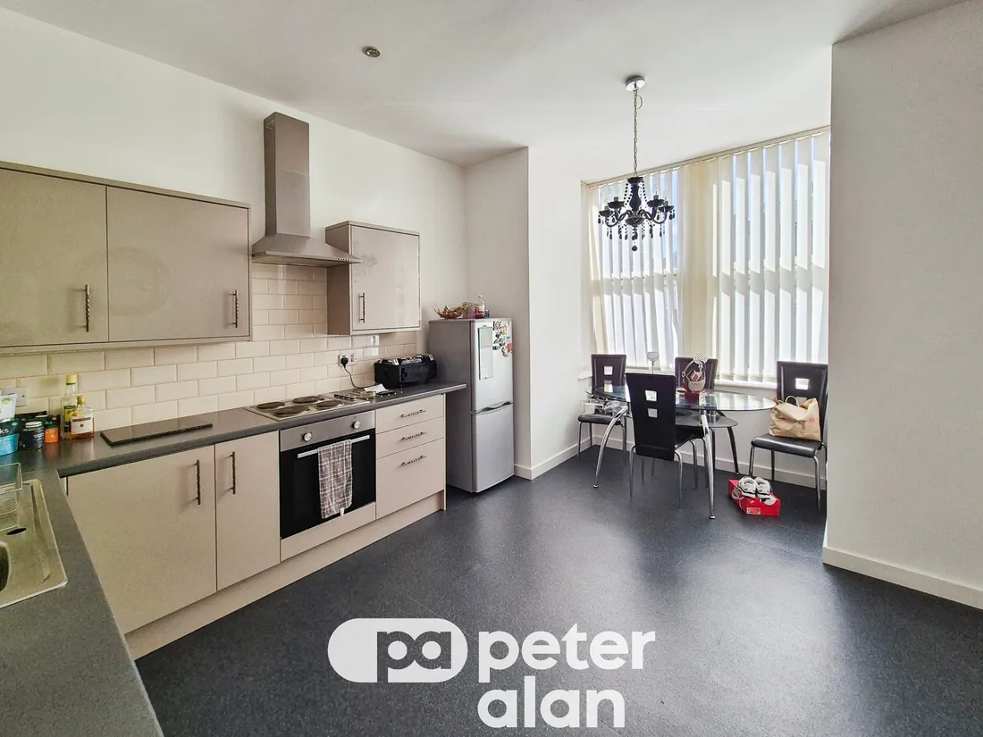 Flat Clytha Park Road in Newport