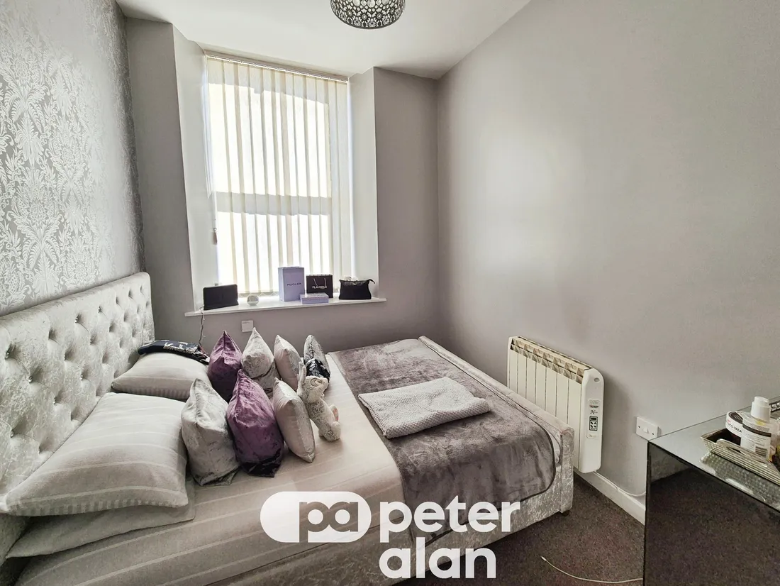 Flat Clytha Park Road in Newport