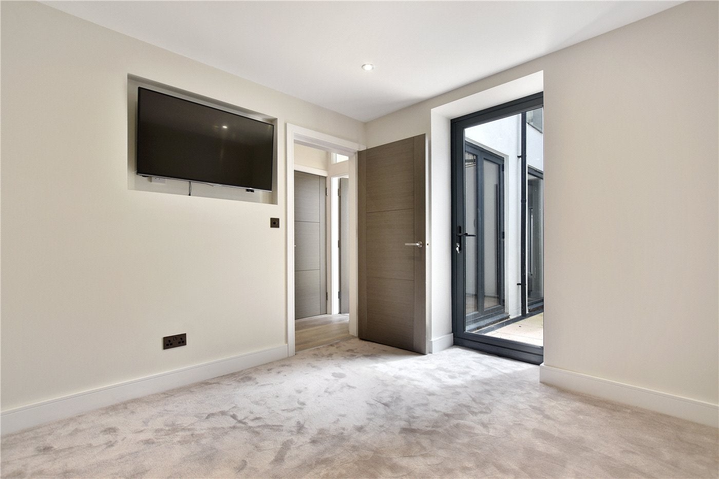 Flat Greyhound Road in Greater London