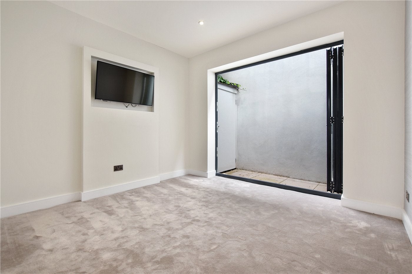 Flat Greyhound Road in Greater London
