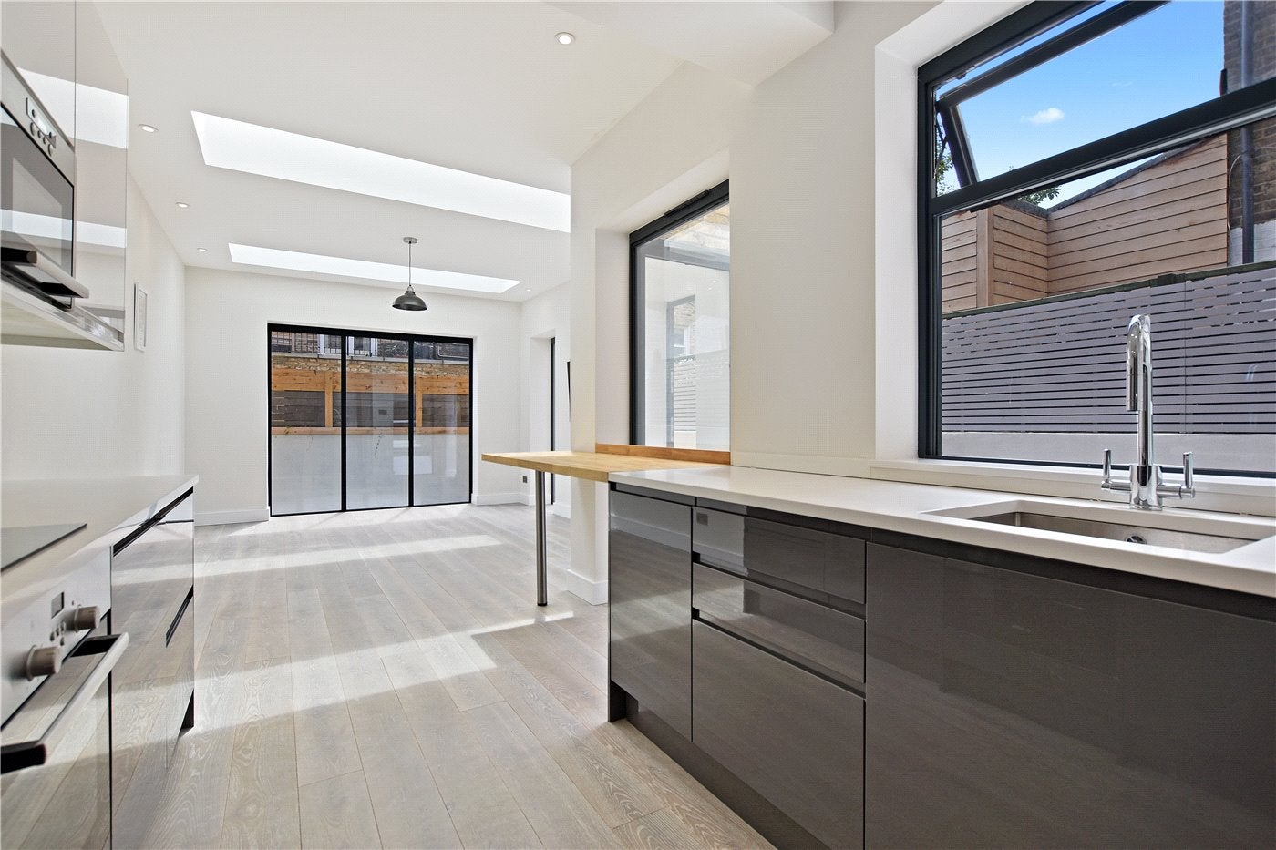 Flat Greyhound Road in Greater London