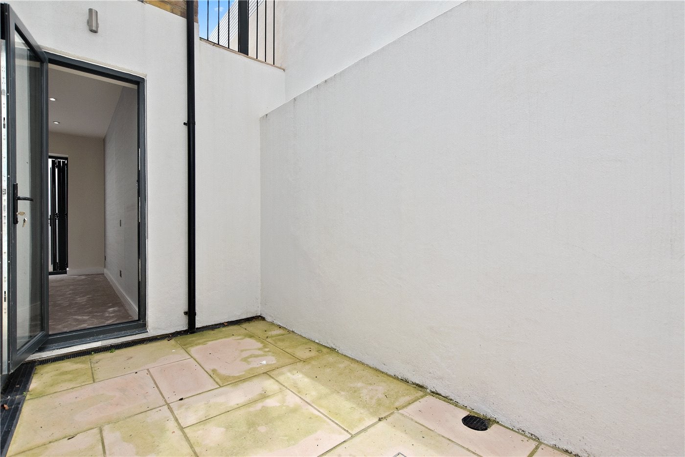 Flat Greyhound Road in Greater London