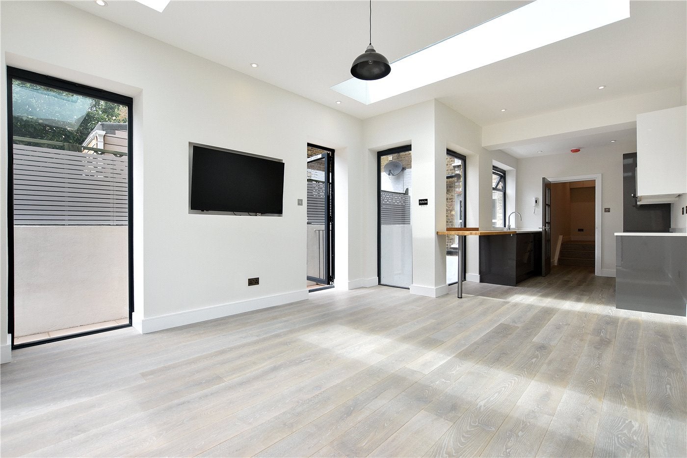 Flat Greyhound Road in Greater London