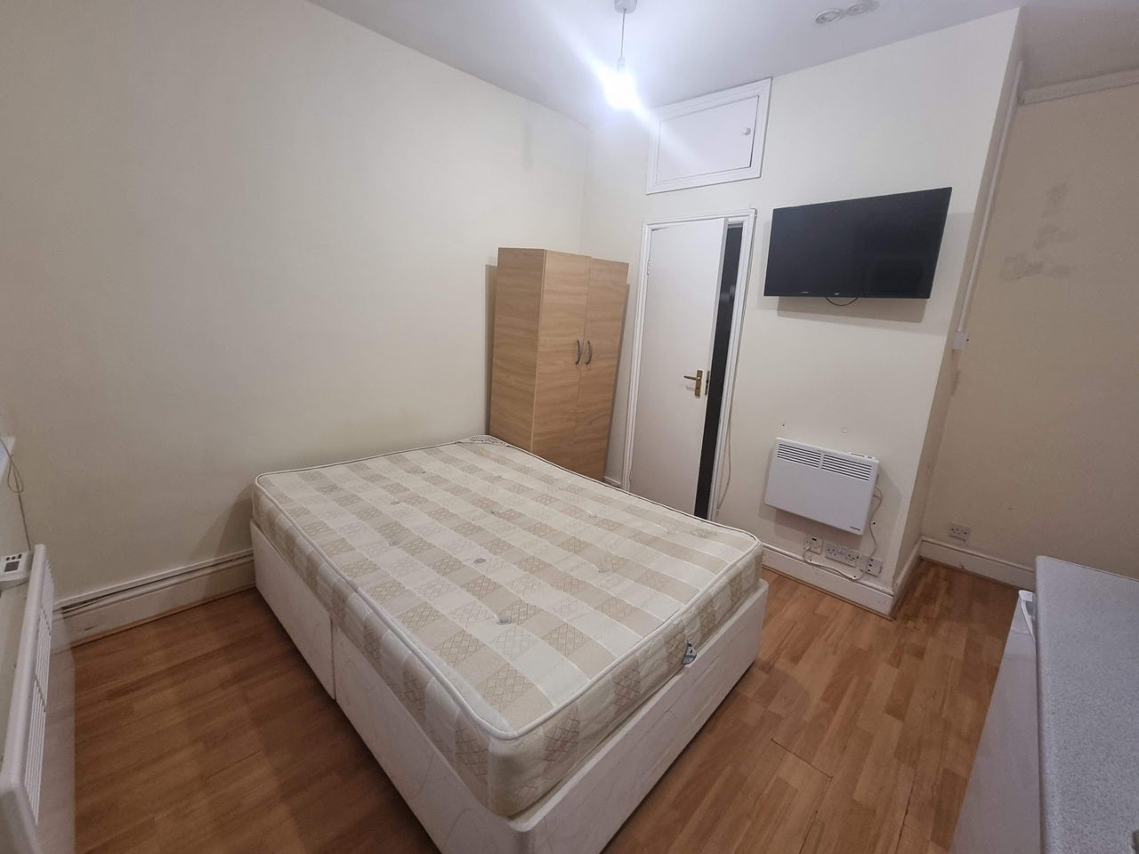 Flat Benwell Road in Greater London