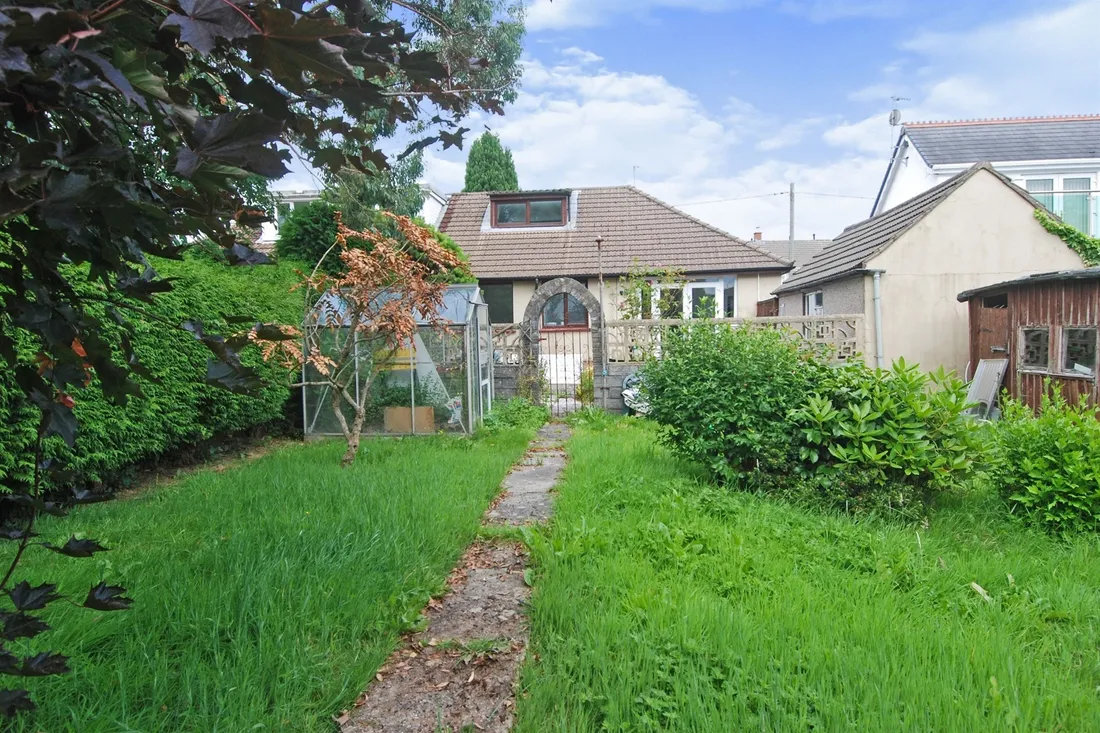 House Gwaunmiskin Road in Beddau